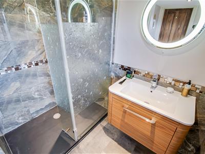 EN SUITE SHOWER ROOM